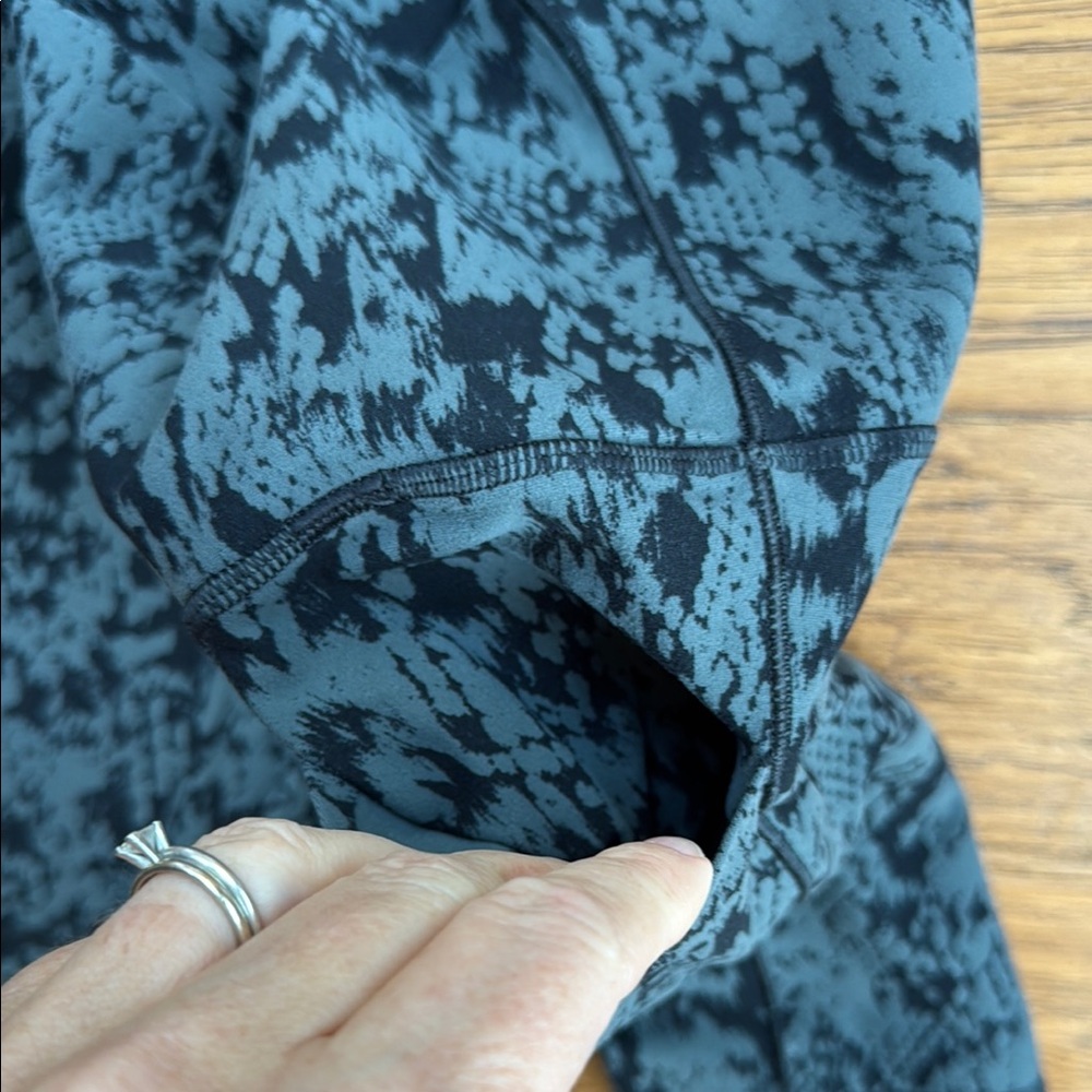 Athleta Salutation Stash Pocket II Printed 7inch short - Picture 3 of 7